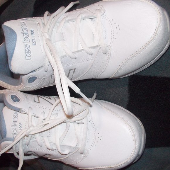 Ladies New Balance Tennis Shoes Size 5 